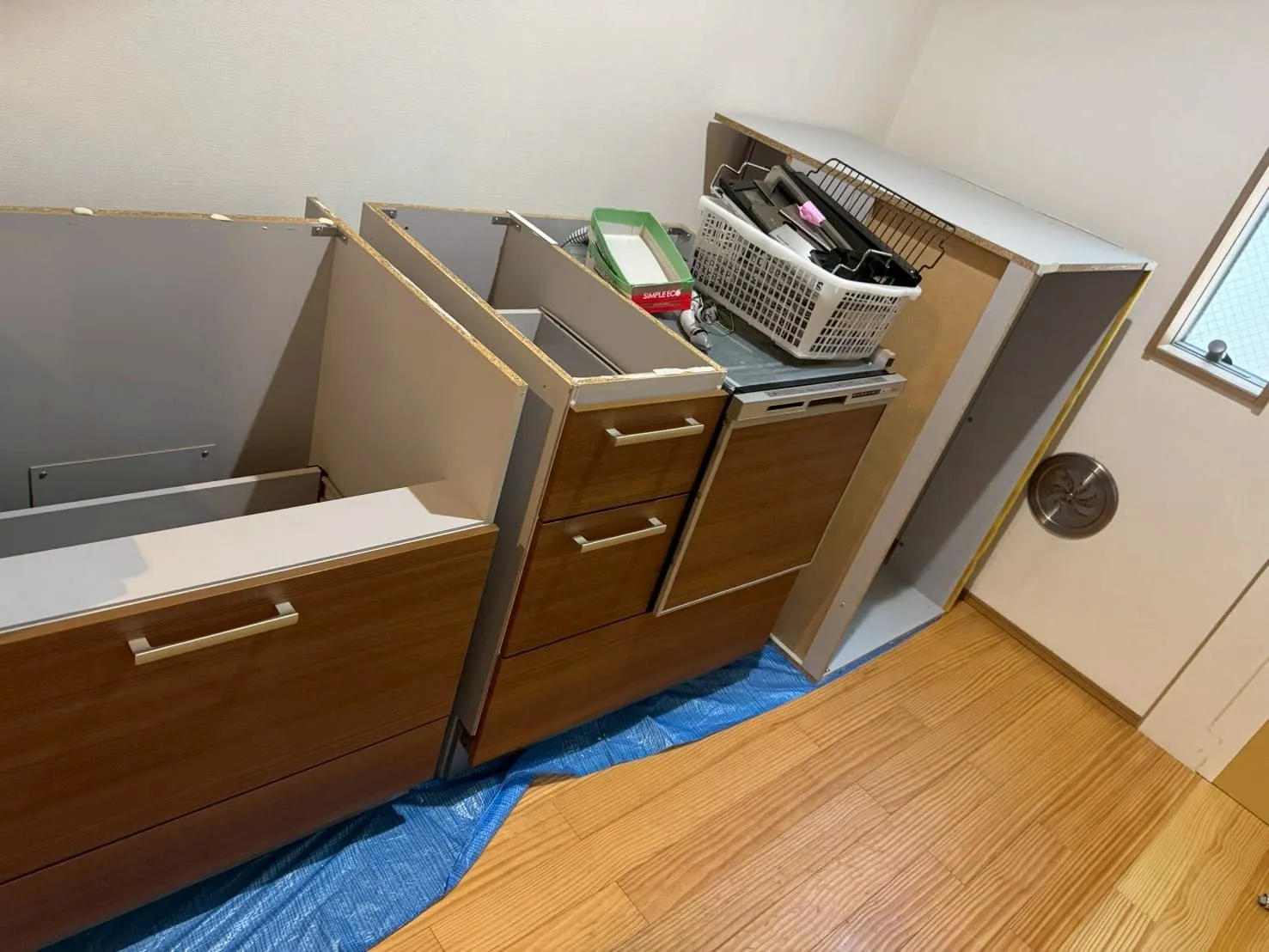 東京都江戸川区の戸建て住宅でキッチン負圧によるシンク下カビ発生